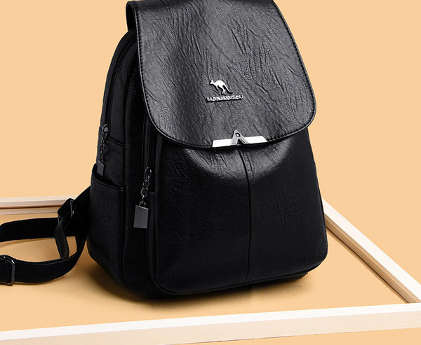 Női bőr hátizsák fém elemmel