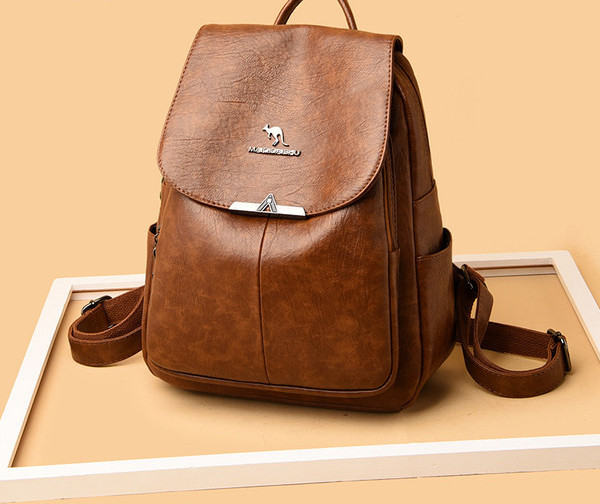 Női bőr hátizsák fém elemmel