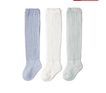 Térd feletti baba zokni mintával