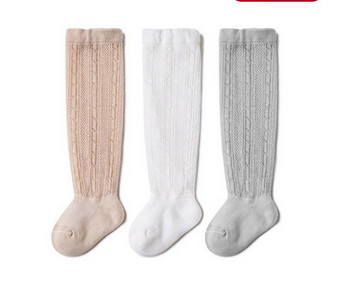 Térd feletti baba zokni mintával