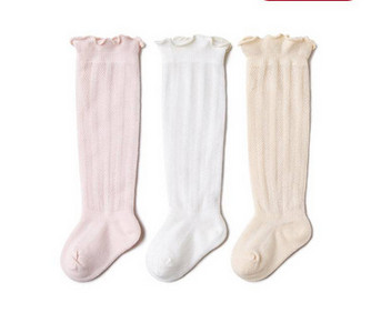 Térd feletti baba zokni mintával