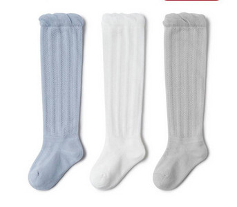 Térd feletti baba zokni mintával