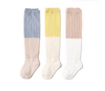 Térd feletti baba zokni mintával