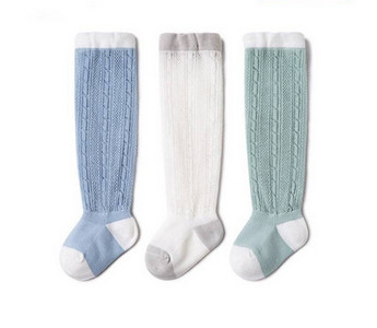 Térd feletti baba zokni mintával