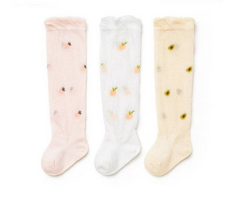 Térd feletti baba zokni mintával