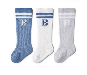 Térd feletti baba zokni mintával