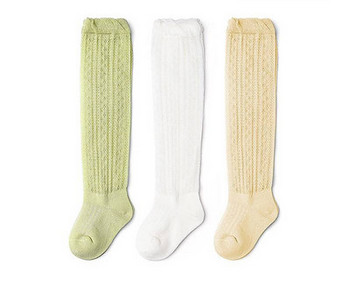 Térd feletti baba zokni mintával