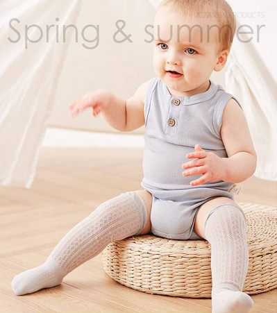 Бебешки чорапи над коляното с принт
