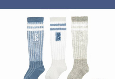 Térd feletti baba zokni mintával