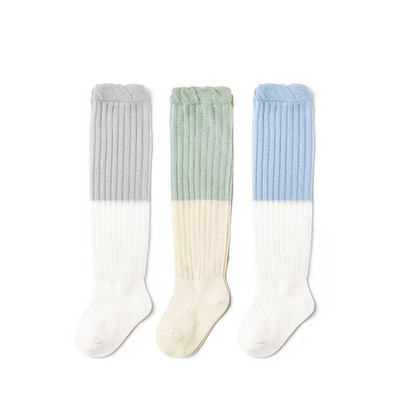 Térd feletti baba zokni mintával