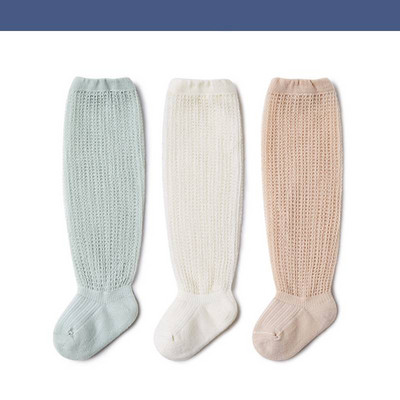 Térd feletti baba zokni mintával