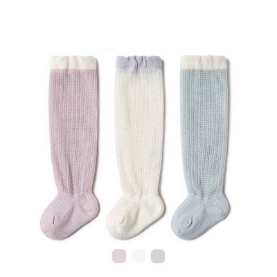 Térd feletti baba zokni mintával