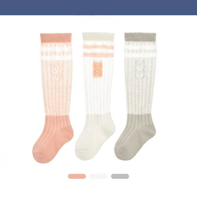 Térd feletti baba zokni mintával