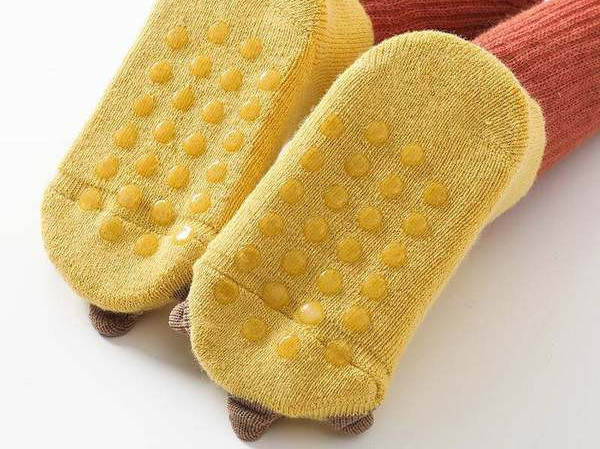 Vienkrāsainas ziemas mazuļu zeķītes zēniem un meitenēm