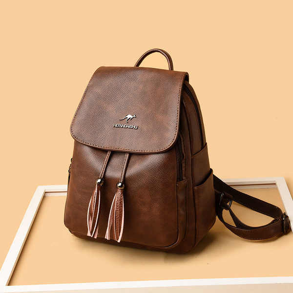 Ženski kožni ruksak s metalnim ukrasom