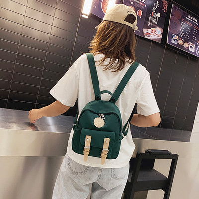 Ležerni mali ruksak s kopčom i vanjskim džepom