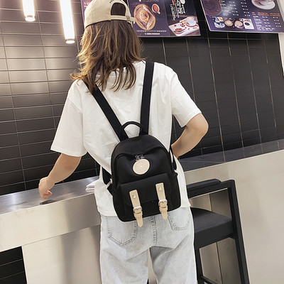 Ležerni mali ruksak s kopčom i vanjskim džepom