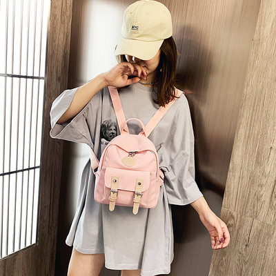 Ležerni mali ruksak s kopčom i vanjskim džepom