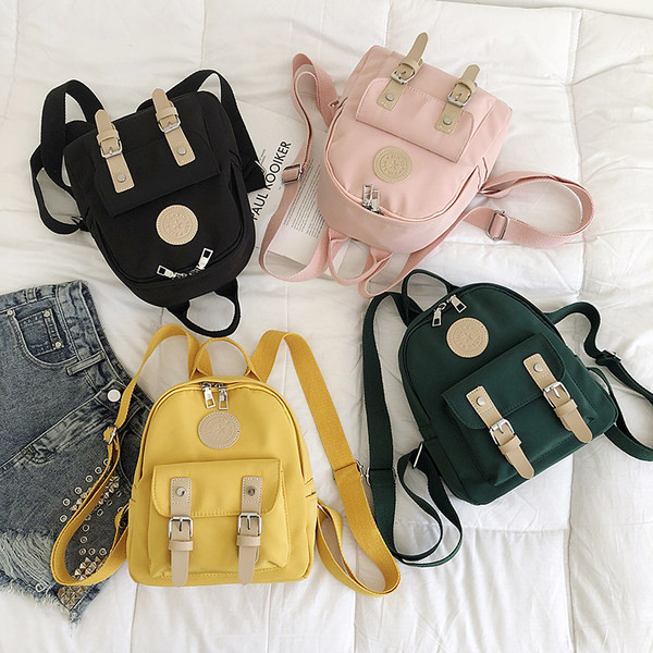 Neformāla maza mugursoma ar sprādzi un ārējo kabatu