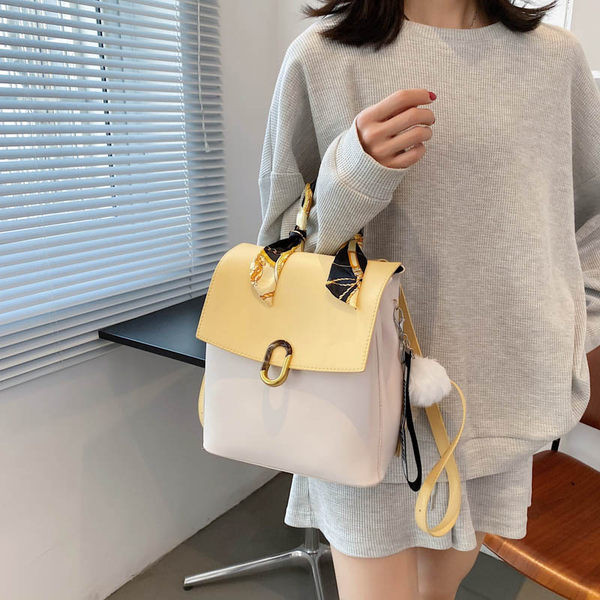 Női hátizsák kulcstartóval