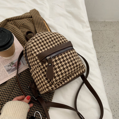 Maza rūtaina mugursoma ar kabatu un rāvējslēdzēju