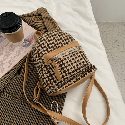 Maza rūtaina mugursoma ar kabatu un rāvējslēdzēju