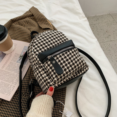 Maza rūtaina mugursoma ar kabatu un rāvējslēdzēju