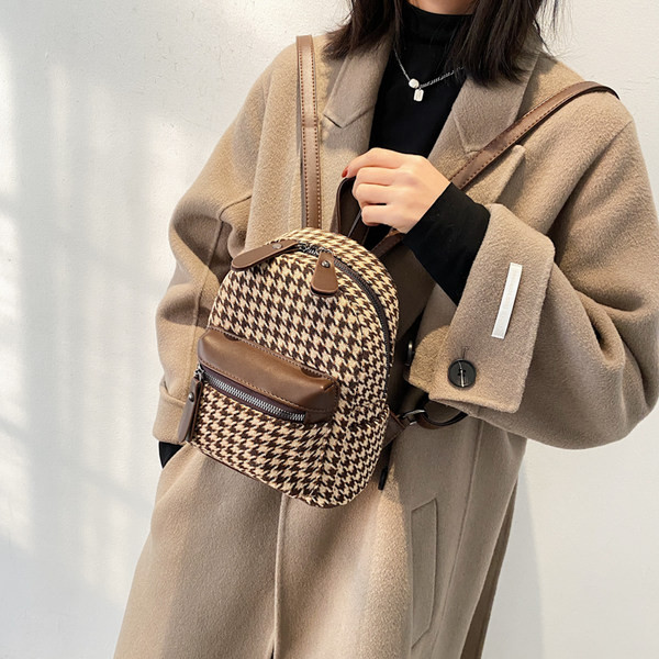 Maza rūtaina mugursoma ar kabatu un rāvējslēdzēju