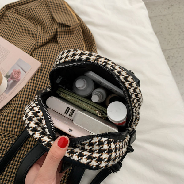 Maza rūtaina mugursoma ar kabatu un rāvējslēdzēju