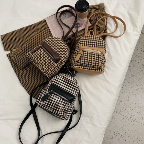 Maza rūtaina mugursoma ar kabatu un rāvējslēdzēju