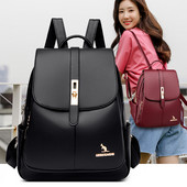 Sieviešu ādas mugursoma ar metāla elementiem