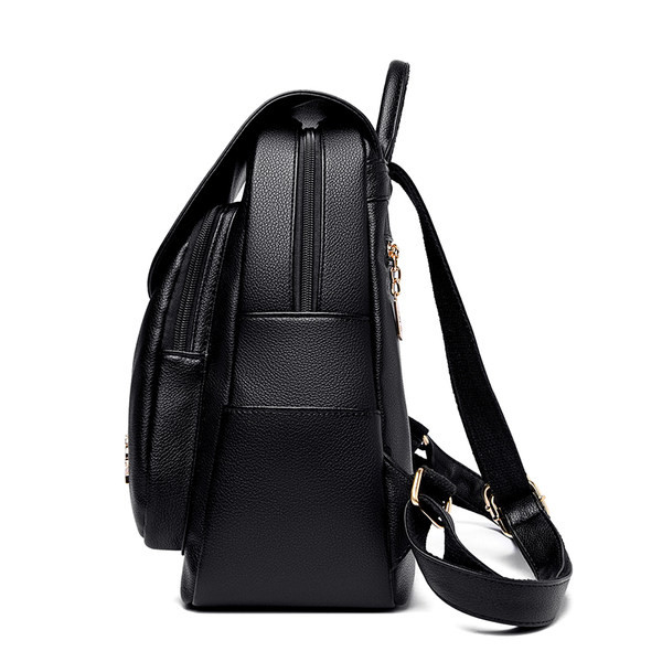 Sieviešu ādas mugursoma ar metāla elementiem