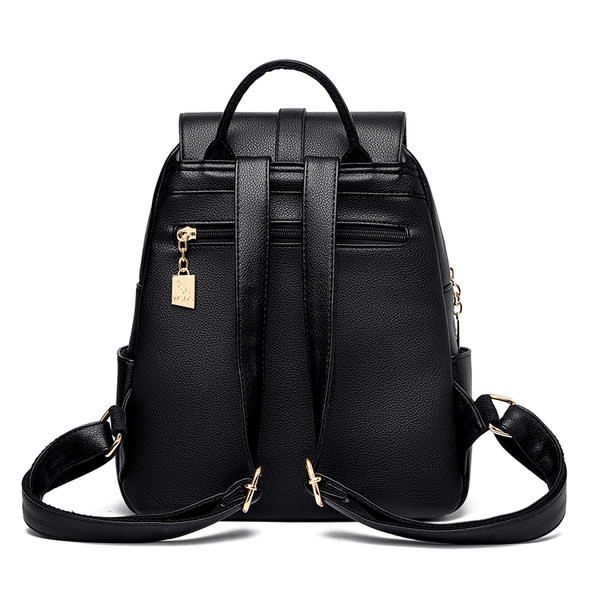 Sieviešu ādas mugursoma ar metāla elementiem