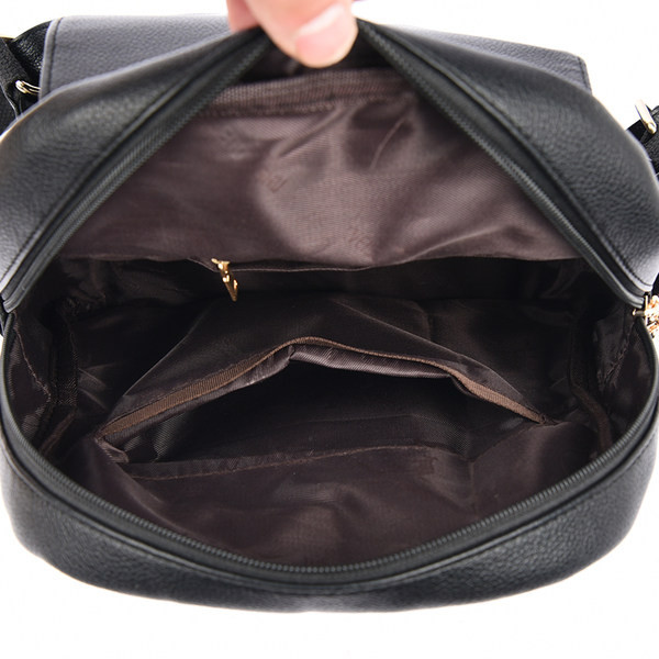 Sieviešu ādas mugursoma ar metāla elementiem