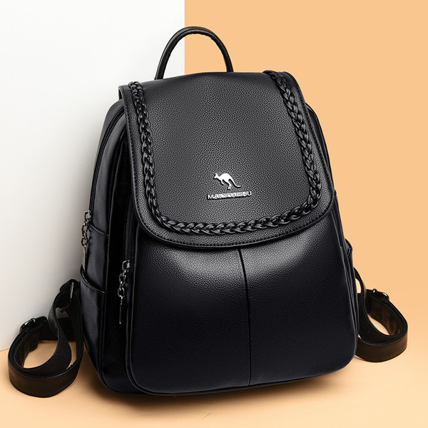 Μοντέρνο γυναικείο σακίδιο πλάτης μονόχρωμο από οικολογικό δέρμα με μεταλλικό στοιχείο