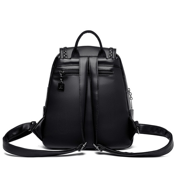 Μοντέρνο γυναικείο σακίδιο πλάτης μονόχρωμο από οικολογικό δέρμα με μεταλλικό στοιχείο