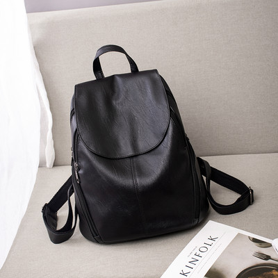 Sieviešu melna mugursoma ar rokturiem un rāvējslēdzēju