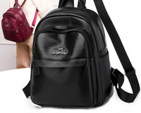 Stílusos női hátizsák műbőrből, fém elemmel