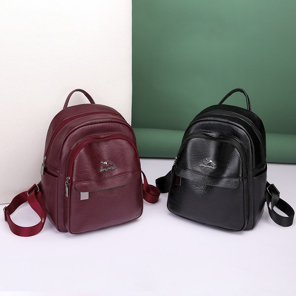 Stílusos női hátizsák műbőrből, fém elemmel