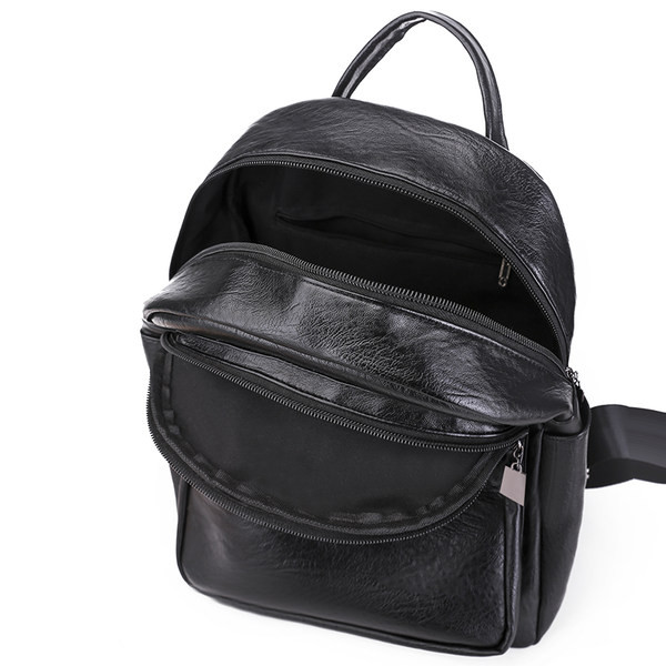 Stílusos női hátizsák műbőrből, fém elemmel