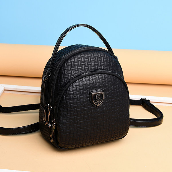 Női hátizsák fém díszítéssel