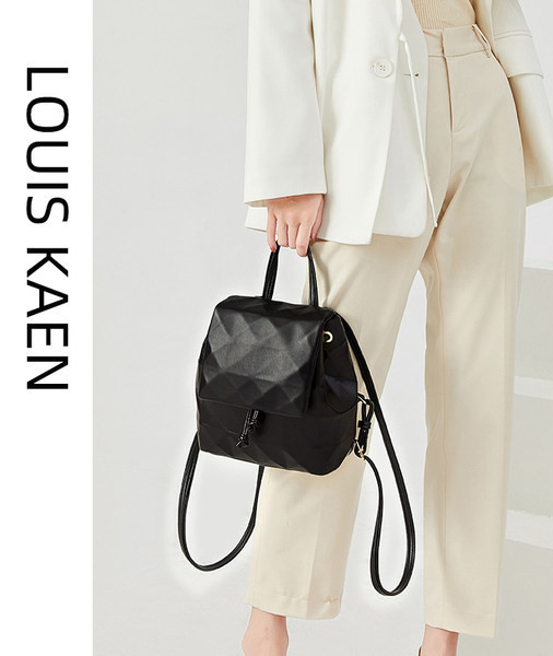 Sieviešu kvadrātveida soma no eko ādas ar mežģīnēm un metāla aizdari