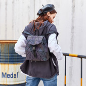 Moderna sieviešu mugursoma ar hologrāfisku efektu