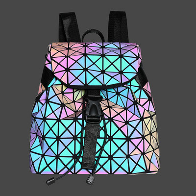 Moderna sieviešu mugursoma ar hologrāfisku efektu