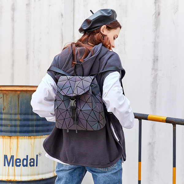 Moderna sieviešu mugursoma ar hologrāfisku efektu