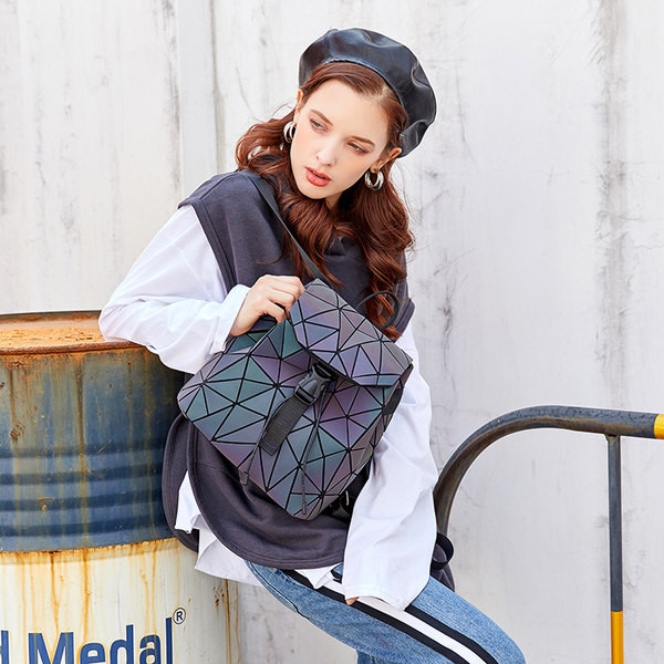 Moderna sieviešu mugursoma ar hologrāfisku efektu