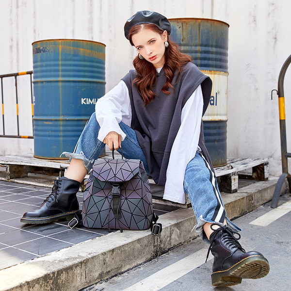 Moderna sieviešu mugursoma ar hologrāfisku efektu