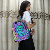 Μοντέρνο γυναικείο σακίδιο πλάτης με ιριδίζοντα χρώματα και μπροστινή τσέπη