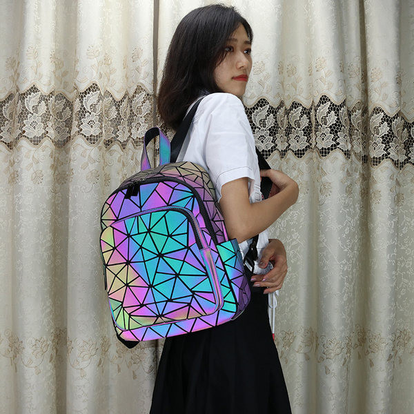 Μοντέρνο γυναικείο σακίδιο πλάτης με ιριδίζοντα χρώματα και μπροστινή τσέπη