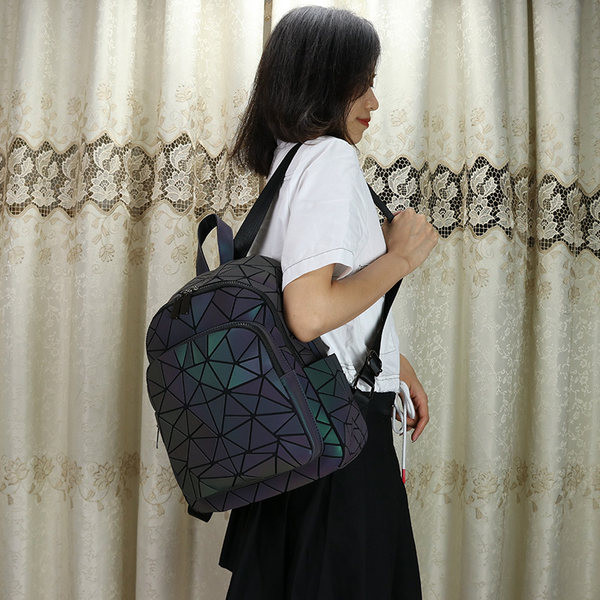 Μοντέρνο γυναικείο σακίδιο πλάτης με ιριδίζοντα χρώματα και μπροστινή τσέπη